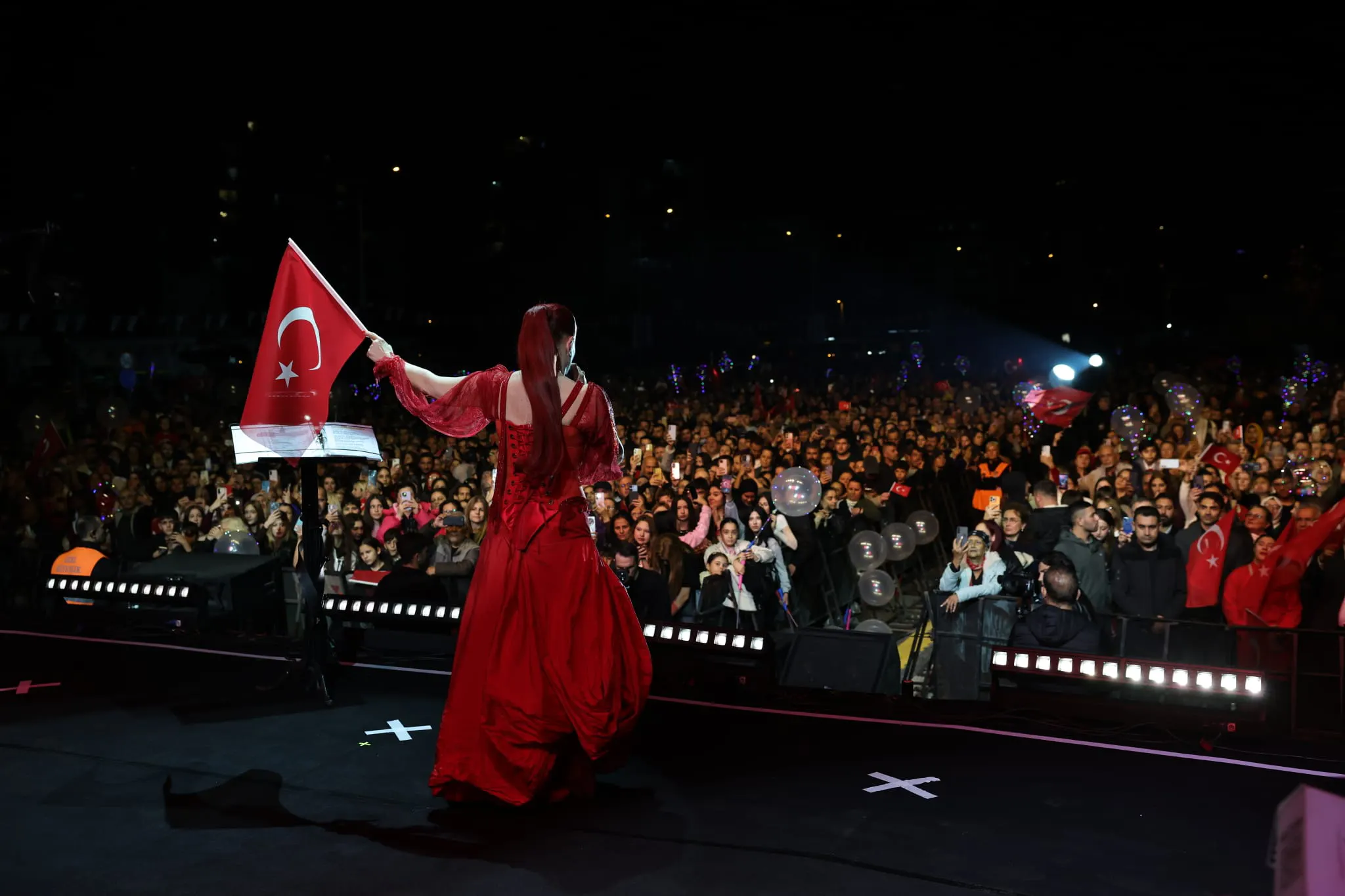 BAYRAKLIâDA CUMHURÄ°YET COÅKUSU KORTEJ VE CANDAN ERÃETÄ°NâLE TAÃLANDI (13) kopya-1793360639309.webp